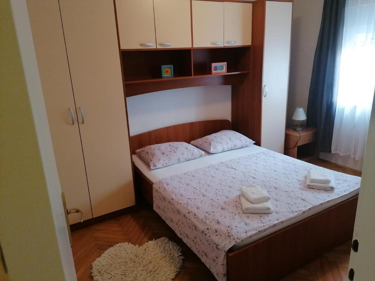Apartmani Petricevic Supetar Exterior foto