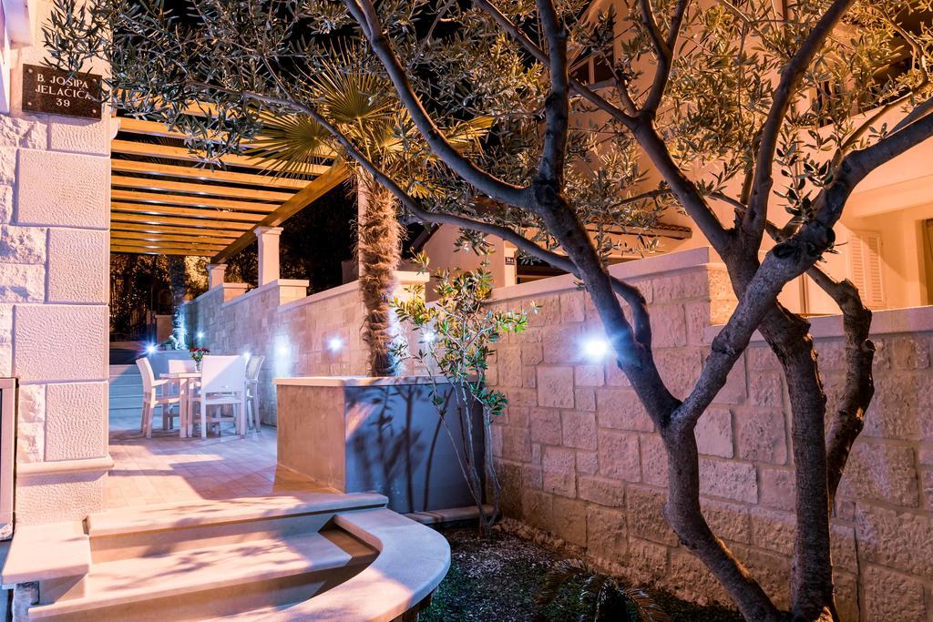 Apartmani Petricevic Supetar Exterior foto