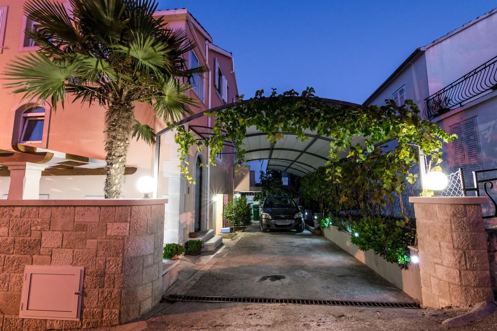 Apartmani Petricevic Supetar Exterior foto